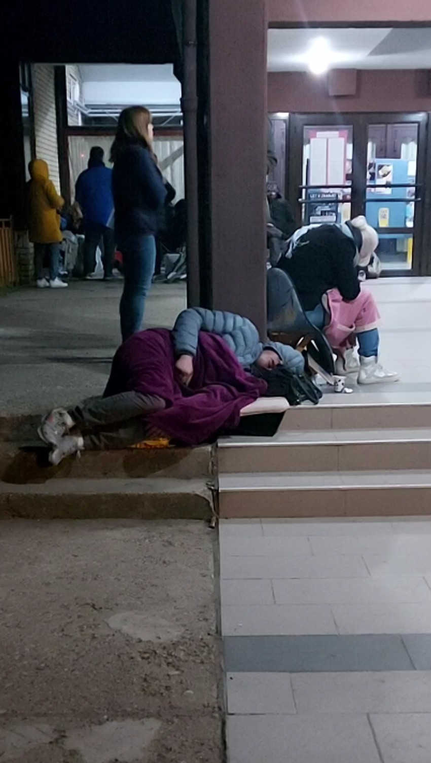 Roditelji budućih prvaka prespavali ispred škole