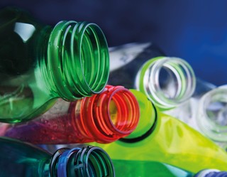 Ograniczenia dla jednorazowego plastiku. Nowe obowiązki i opłaty [PORADNIK]