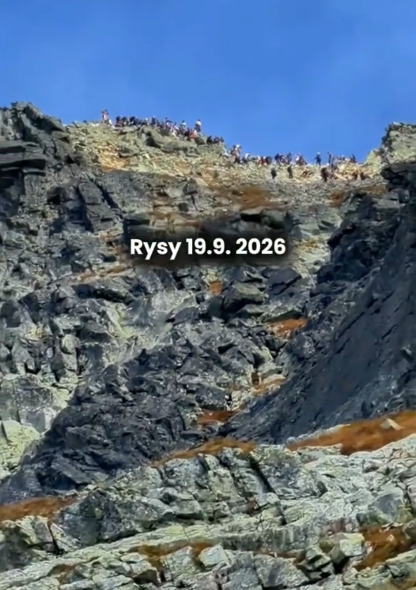 Pekné počasie prilákalo do hôr množstvo turistov.