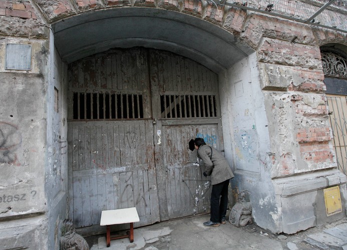 Adolf Hitler klęczy w bramie warszawskiej kamienicy