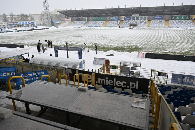 Stadion Miejski w Mielcu. Dzisiejszy mecz piłkarskiej ekstraklasy PGE FKS Stal Mielec - ŁKS Łódź, został przełożony na inny termin z powodu trudnych warunków atmosferycznych