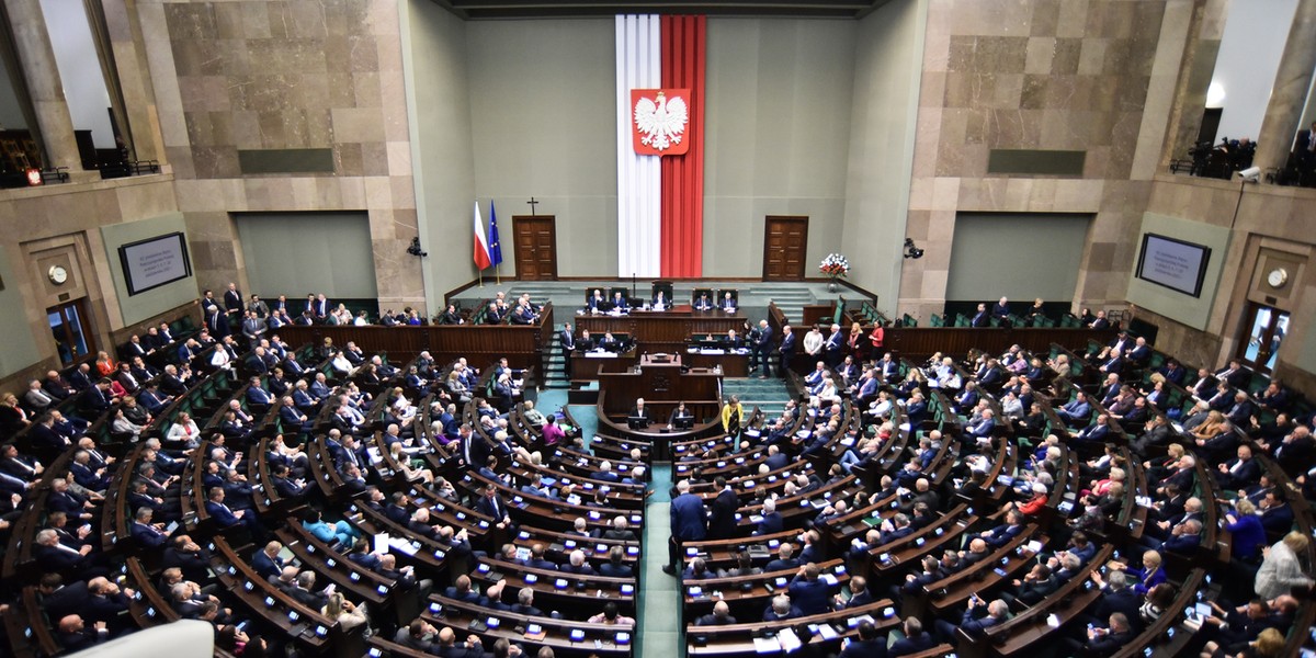 Większość posłów korzysta z samochodów, a każdy z nich miesięcznie dostaje zwrot za przejechanie 3,5 tys km.