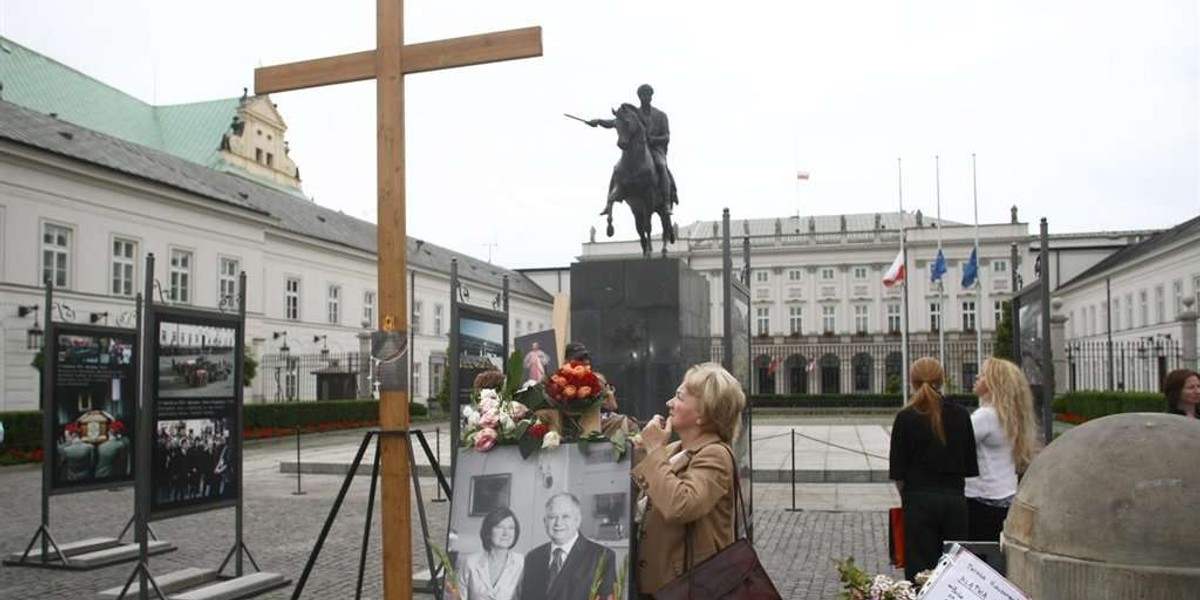 Komorowski: Krzyż spod Pałacu będzie przeniesiony