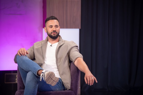 "S ANOM NIKOLIĆ NOĆ U STUDIJU JE OTIŠLA U DRUGOM SMERU" Aca Živanović otkrio tajnu o pevačici, pa se dotakao žene: "Mi smo divlji"