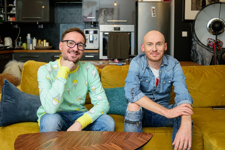 Mariusz Kozak i Jacek Szawioła na planie programu "Gogglebox. Przed telewizorem" 