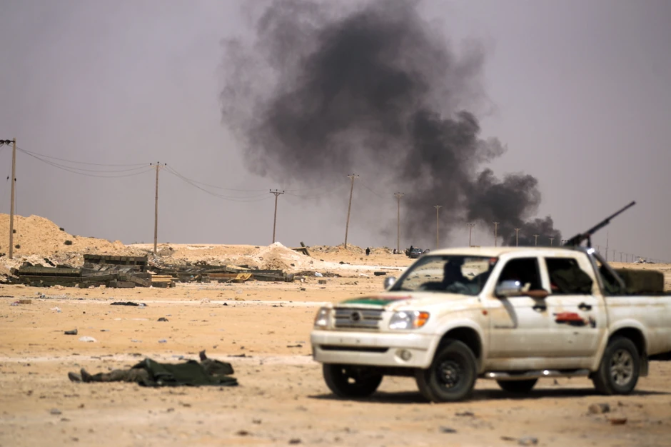 Pobunjenici u Libiji, potpomognuti vazdušnim udarima koalicionih snaga, preuzeli su kontrolu nad Adždabiju
