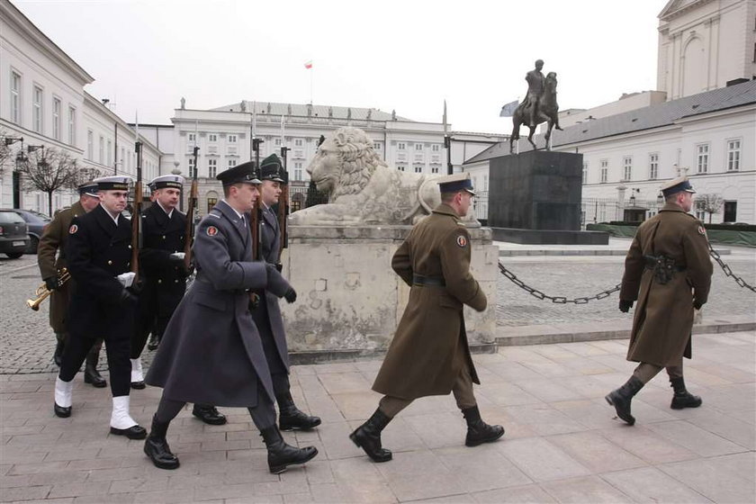 Zachcianka prezydenta? Żołnierze mają chodzić pod pomnikiem, a nie...