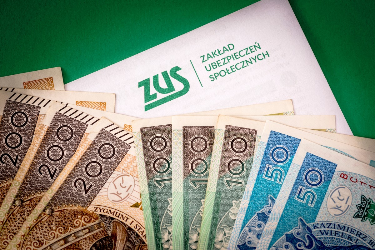 ZUS nie inicjuje wypłat środków z subkont zmarłych. Aby uzyskać dostęp do tych pieniędzy, konieczne jest aktywne działanie ze strony uprawnionych osób, które powinny złożyć formalny wniosek.