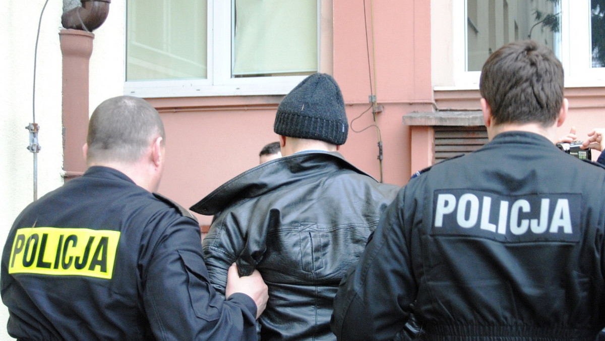 Do 15 lat więzienia grozi 46-latkowi z okolic Andrespola, podejrzanemu o uprowadzenie w poniedziałek w Łodzi 11-letniej Julii. Mężczyzna usłyszał w czwartek zarzut pozbawienia wolności dziewczynki połączonego ze szczególnym udręczeniem.