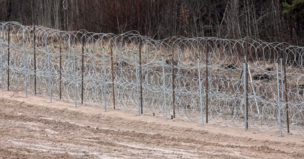 Cientos de inmigrantes en la frontera entre Polonia y Bielorrusia.  cruzaron el río