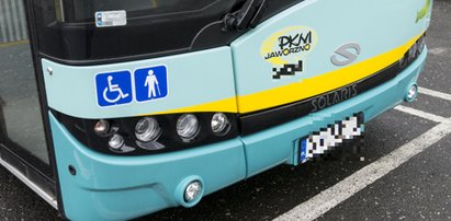 Chciał tylko dostać się do autobusu. Tak kierowca zachował się wobec niepełnosprawnego mężczyzny