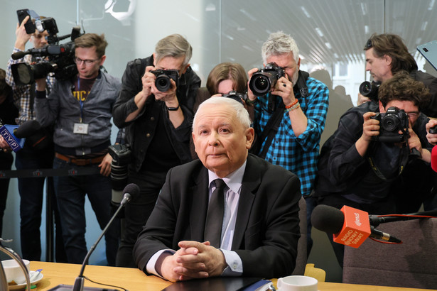 Wezwany na świadka prezes PiS Jarosław Kaczyński (C) podczas posiedzenia komisji śledczej ds. Pegasusa w Sejmie w Warszawie, 15 bm. (jm) PAP/Paweł Supernak