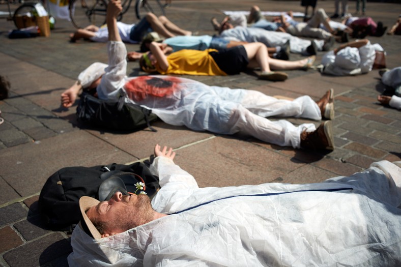 Protest organizacji pozarządowych Faucheurs Volontaires oraz Extinction Rebellion w Tuluzie przeciwko firmie Monsanto-Bayer produkującej środki ochrony żywności, tym także glifosat, 21 maja 2022 r.