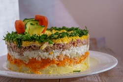 Tak Remigiusz Rączka robi rewelacyjną sałatkę na święta. Jarzynowa nie ma szans