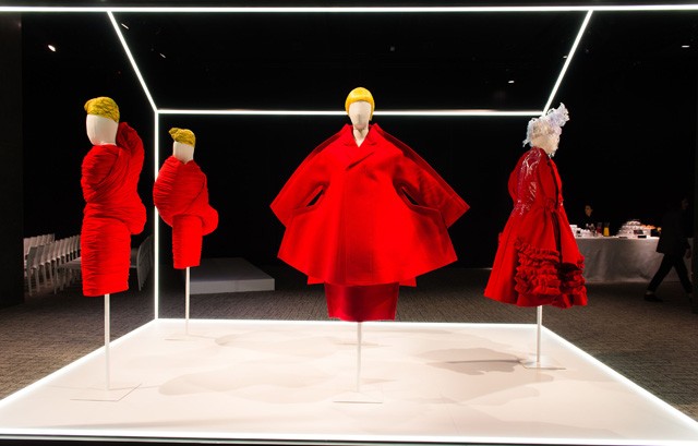 A MET Rei Kawakubo kiállításának ízelítője a párizsi divathéten