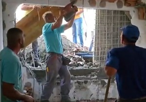 Beton se izlio porodici u stan
