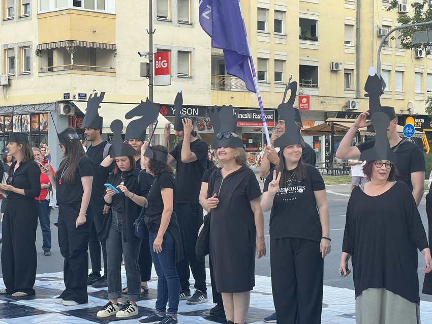 Građani i studenti u Novom Sadu igraju šah