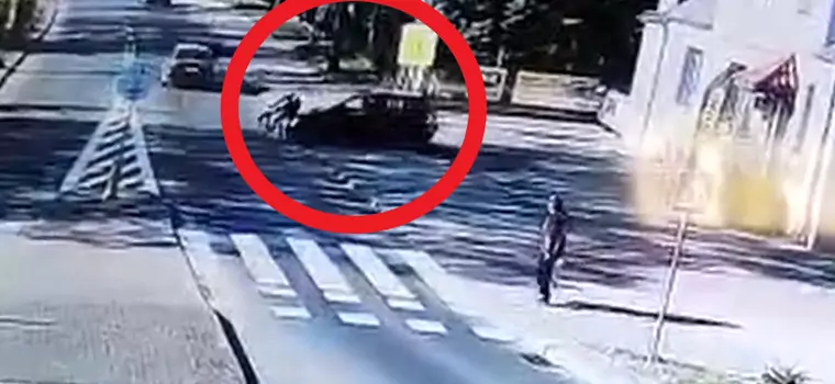 Kierowca potrącił 83-letniego rowerzystę. Na chodniku! Obaj zostali ukarani [Nagranie]