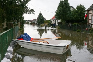 Czy nieobecność w pracy z powodu powodzi jest płatna?