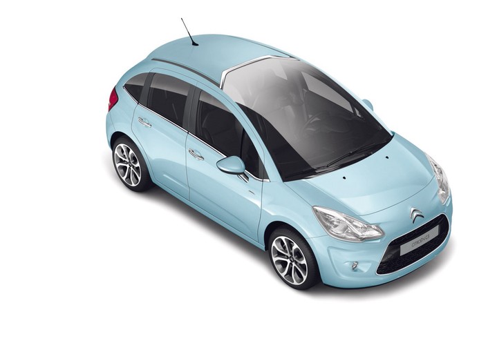 C3 drugiej generacji ma od przedniego do tylnego zderzaka dokładnie 3,94 m, szerokość - 1,71 m. Także z pomykaniem przez miasto nie będzie kłopotów autko ma niezły promień zawracania - 10,2 metra