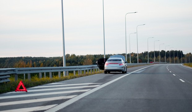 Auto parkiran u zastavnoj traci na autoputu