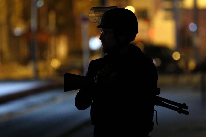 Policjant w czasie nocnej operacji w Paryżu, w dzielnicy Saint-Denis