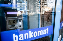 Kolejka do bankomatu, który wypłacał podwójnie