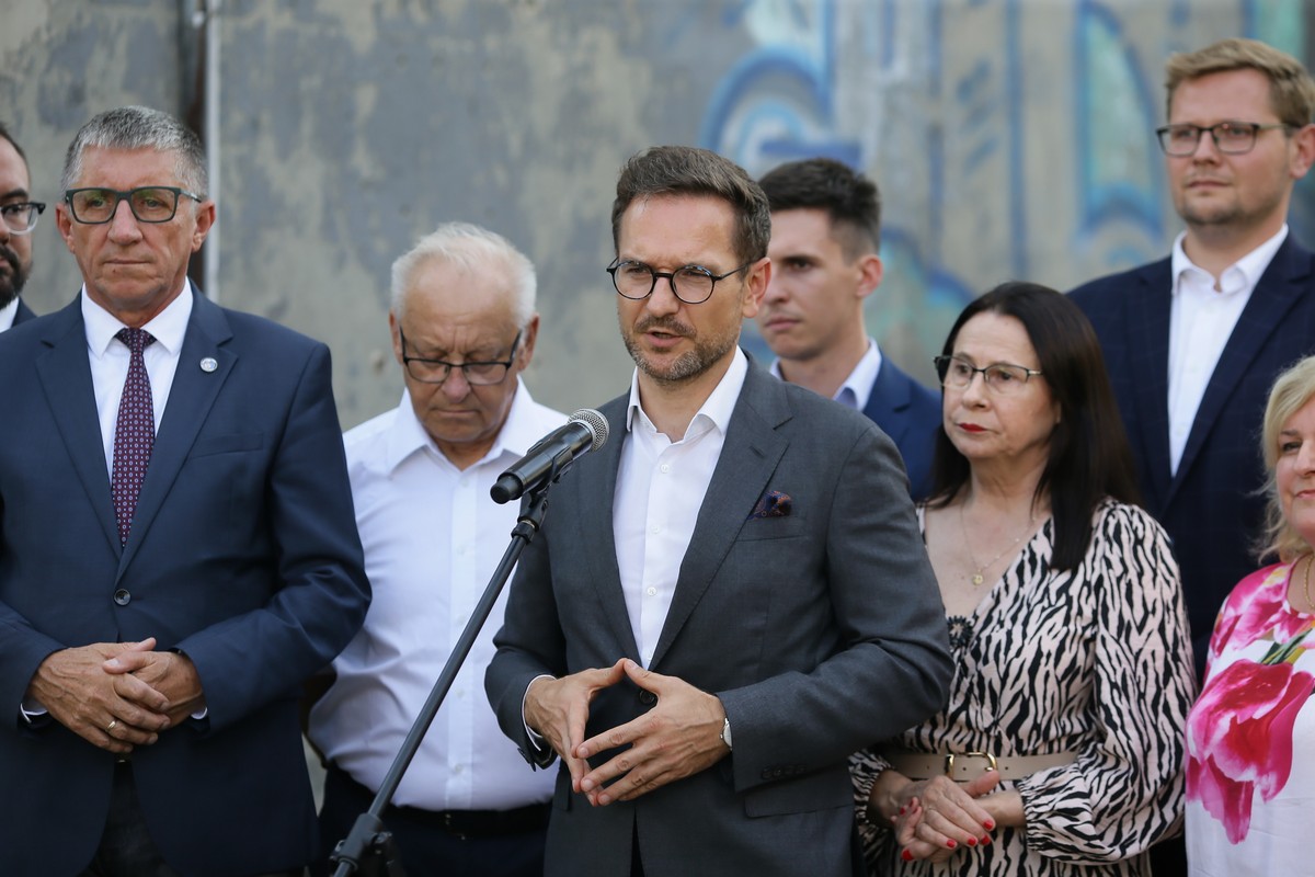 Rybnik, 13.09.2023. Kampania wyborcza do parlamentu 2023. Minister rozwoju i technologii Waldemar Buda (3L), wiceminister sprawiedliwości Michał Woś (P), sekretarz Prawa i Sprawiedliwości w okręgu nr 30 Karol Szymura (4L) oraz posłowie PiS: Bolesław Piecha (2L), Teresa Glenc (2P) i Grzegorz Matusiak (L) na konferencji prasowej nt. rządowego wsparcia budownictwa komunalnego w woj. śląskim, 13 bm. w Rybniku. (aldg) PAP/Zbigniew Meissner