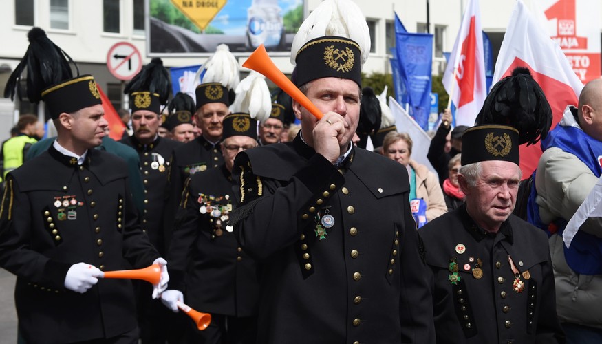 Pochód pierwszomajowy pod hasłem Przywróćmy godną pracę