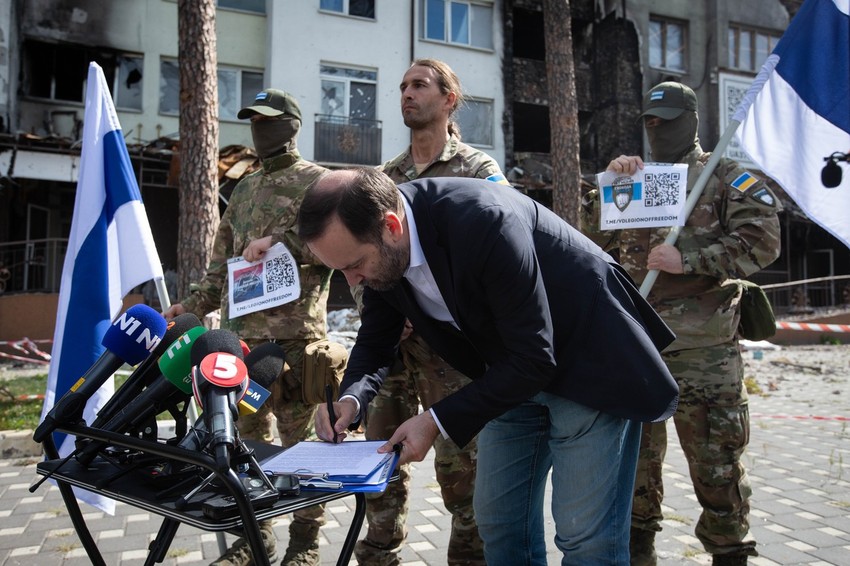 Ponomarjov potpisuje deklaraciju u Irpinju