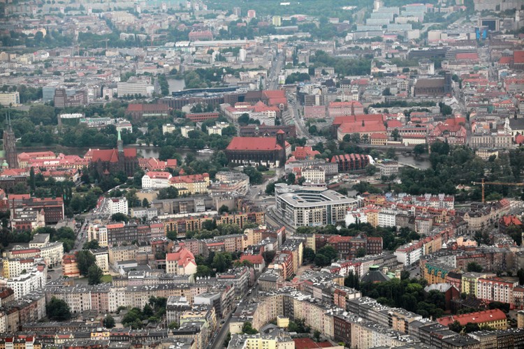 Wrocław z lotu ptaka: Ostrów Tumski , Katedra. 

We Wrocławiu znajduje się 13 publicznych uczelni, w tym Uniwersytet Wrocławski (4. miejsce w Polsce według rankingu Consejo Superior de Investigaciones Científicas) i Politechnika Wrocławska (1. miejsce w Polsce wśród uczelni technicznych w rankingu Consejo Superior de Investigaciones Científicas)