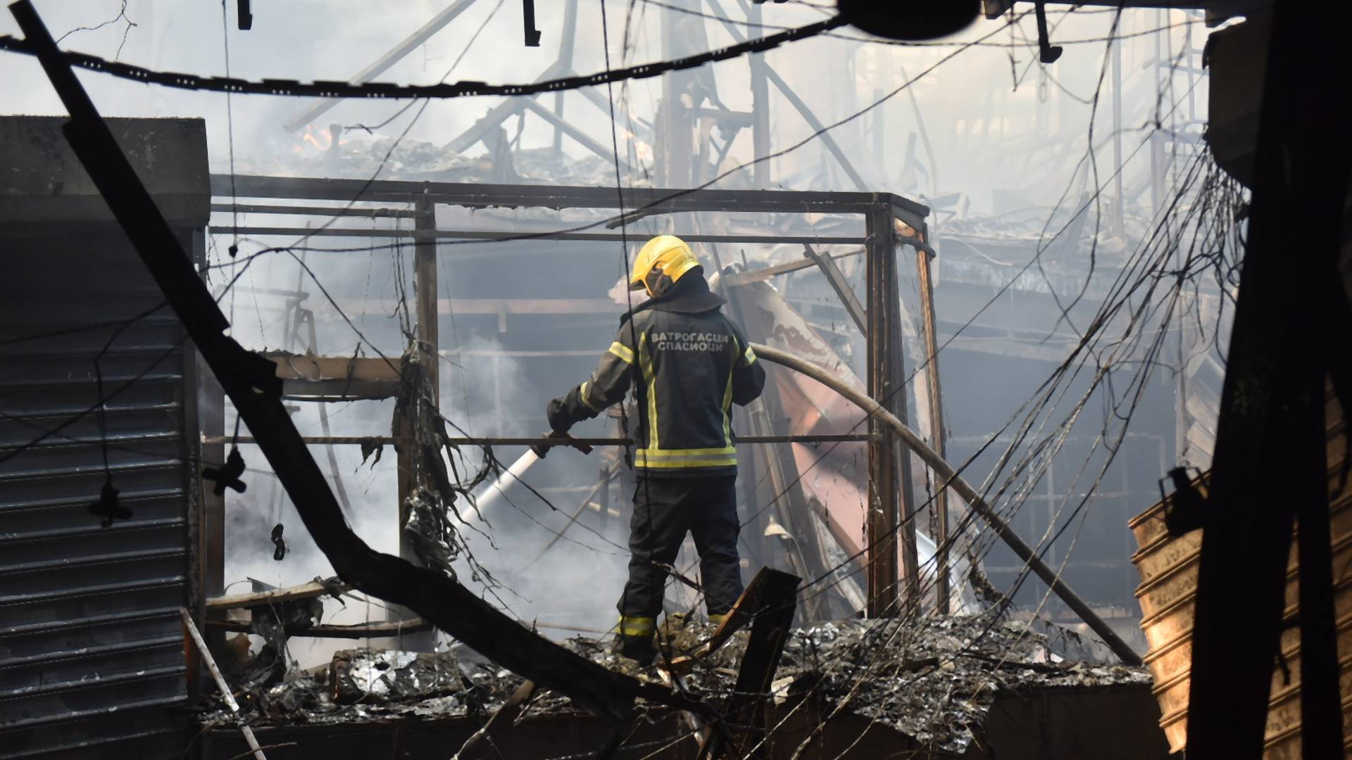 Komentari ispod slike vatrogasca koji su 12 sati gasili požar na Novom Beogradu, najveći su poraz našeg društva
