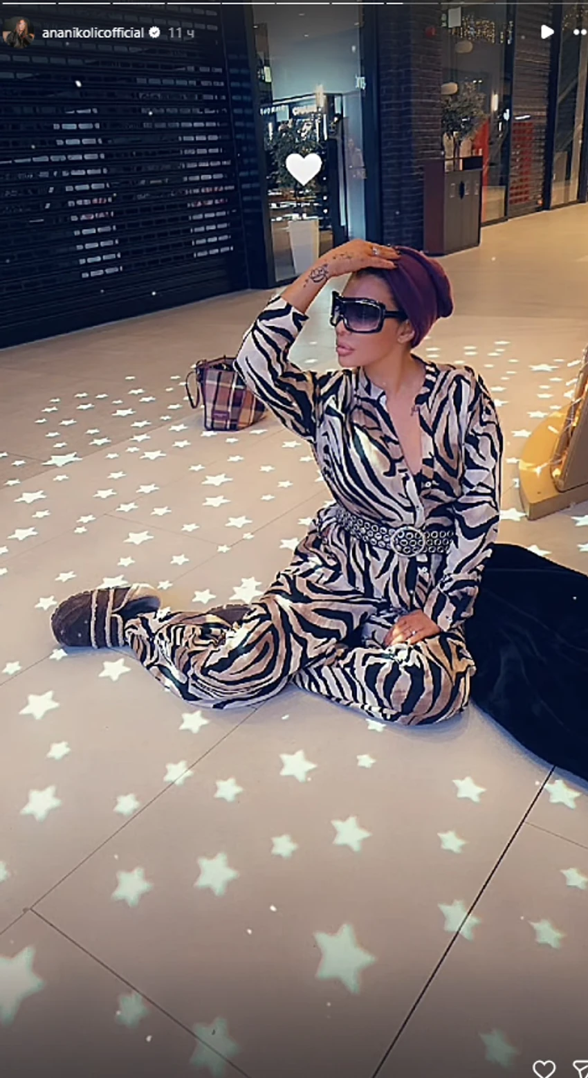 Ana Nikolić sela na pod 