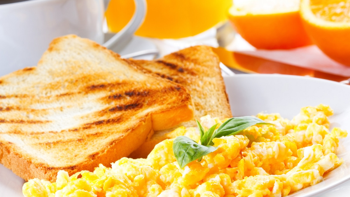 Aż 15 proc. Polaków w ogóle nie je śniadania, a coraz częściej dotyczy to uczniów i studentów - wynika z badań. 24 kwietnia obchodzony jest Europejski Dzień Śniadania.