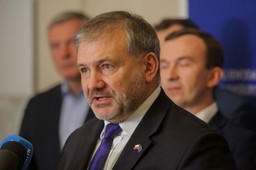 żurek uderza w ziobrę: nadmuchany szeryf. wystarczyła szpilka i nie mamy tego balona