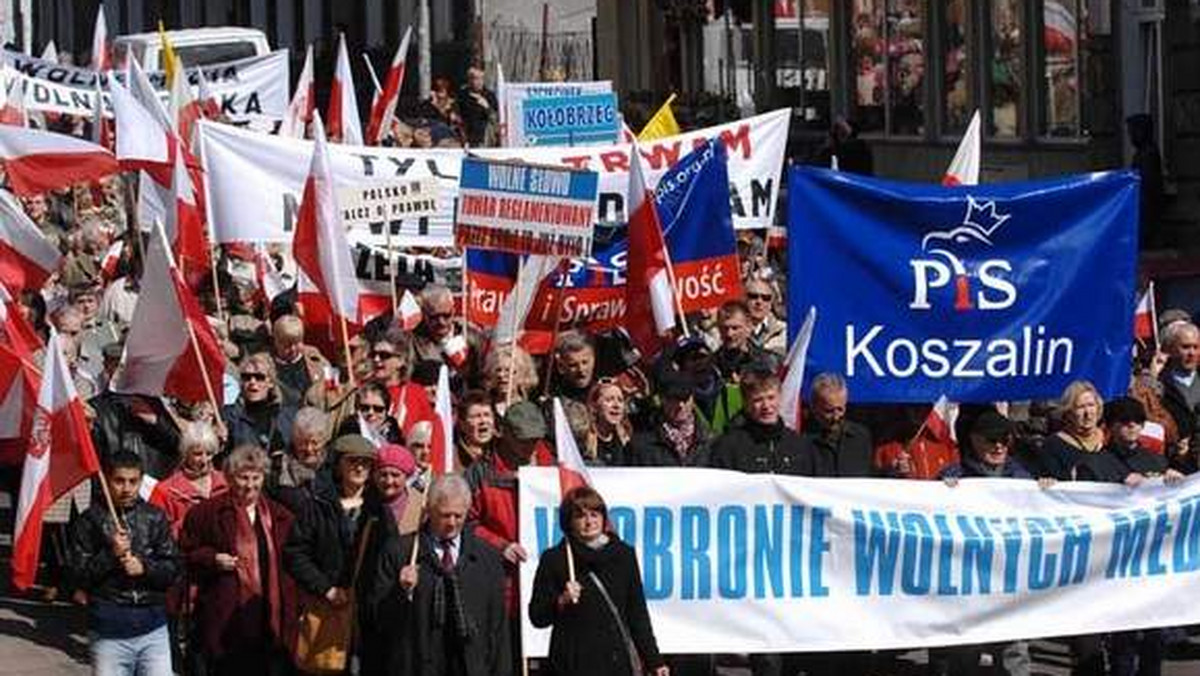 700 osób wzięło udział w sobotnim marszu w obronie wolnych mediów. Akcję zorganizowała głównie Gazeta Polska, Telewizja Trwam i PiS. Chodzi o protest przeciwko odmowie Telewizji Trwam przez Krajową Radę Radiofonii i Telewizji miejsca do nadawania w multipleksie cyfrowym - informuje serwis GK24.pl.
