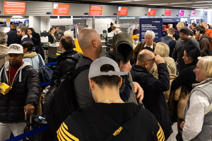 Chaos na lotnisku. Tysiące pasażerów uziemionych przez koparkę