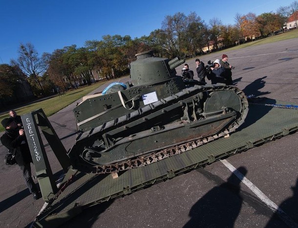 Czołg Renault FT-17 na platformie