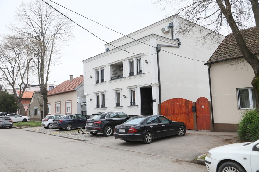 U ovoj kući se nalazi teretana na koju je bačena bomba