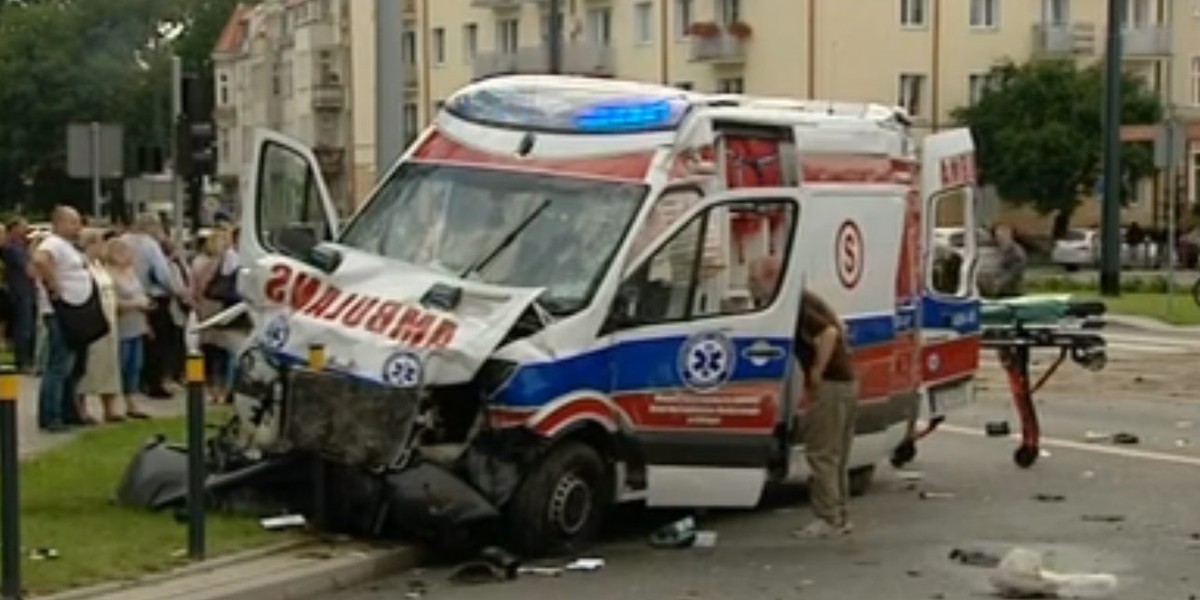 Elbląg. Zderzenie z karetką pogotowia. Pasażer nie żyje.