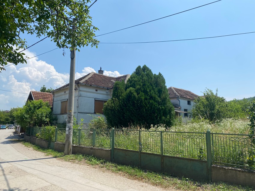 Kuća Ane Nikolić u Donjoj Mutnici sva u korovu