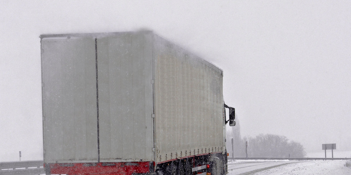 Tafla lodu spadła z samochodu ciężarowego i raniła pasażerkę auta osobowego na drodze ekspresowej S5 w Rogowie koło Żnina.