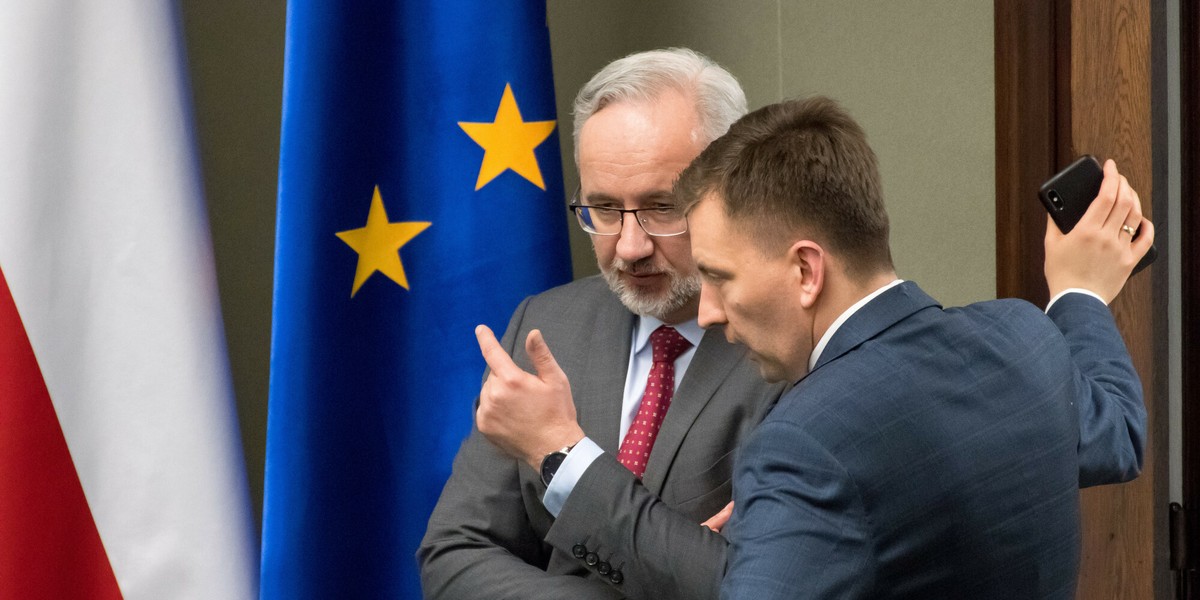 Minister Adam Niedzielski (przodem) w towarzystwie Łukasza Schreibera 