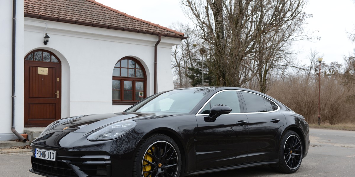 Porsche Panamera Turbo S to najmocniejsza limuzyna Porsche napędzana silnikiem spalinowym. Dodatkowe konie ma hybrydowy wariant, ale jest ciężki, więc wcale nie jest szybszy od Panamery Turbo S.