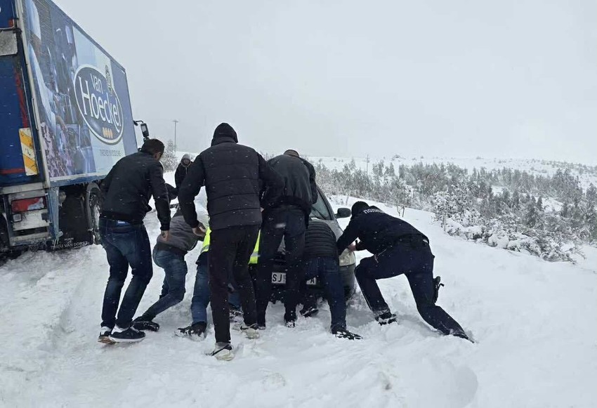 Iako umorni od posla i treće smene, policajci su odmah izašli iz auta i pomogli ljudima u nevolji