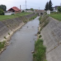 Egy férfit pillantottak meg a patak hídja alatt a helyiek, nem tudták él-e, hal-e?
