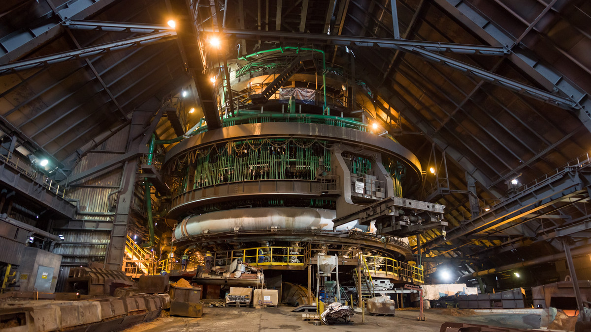 Trzy elementy konwertora, który modernizuje w swej dąbrowskiej hucie koncern ArcelorMittal Poland, przejadą nocą z soboty na niedzielę z Katowic do Dąbrowy Górniczej. Będzie to złożona operacja: transportowane części mają ponad 9 m średnicy i długość sięgającą ok. 40 m.