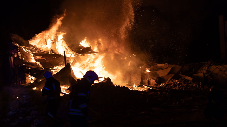 Charków. Strażacy walczą z pożarem spowodowanym przez nocny atak Rosjan