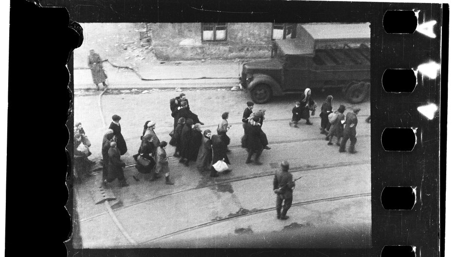 Żydzi prowadzeni na Umschlagplatz, zdjęcie zrobione przez okno szpitala św. Zofii u zbiegu ul. Żelaznej i Nowolipie. Archiwum USHMM w Waszyngtonie: "Sceny z ewakuacji getta ok. 20.4.1943"