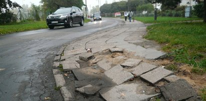 Naprawiają chodnik grozy